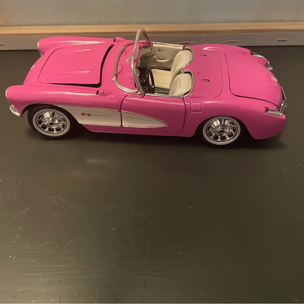 1957 Chevrolet Corvette Pink 1:18 Die Cast Car Maisto - Picture 4 of 12